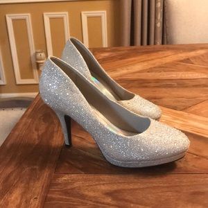 Sparkly vibes! So pretty! Only worn once.